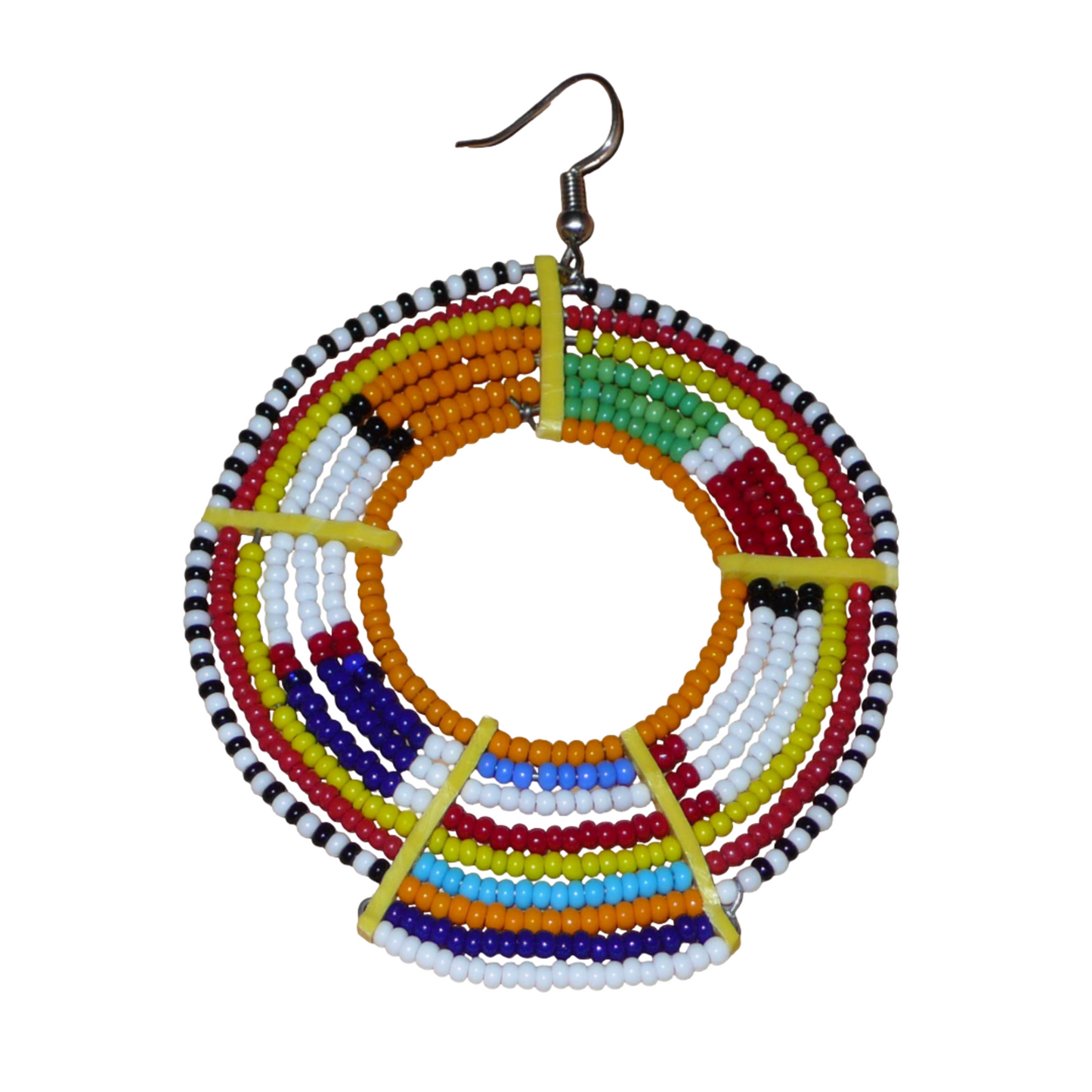Affirmez votre style et apportez de la couleur à votre look avec cette mono boucle africaine traditionnelle Massai, à porter sur une seule oreille pour un effet visuel asymétrique ! De fabrication artisanale kenyane, ce bijou se compose de perles de rocaille orange et multicolores enfilées sur des fils de fer montés en cercles et fixés sur des charnières en plastique recyclé jaune. Surdimensionnée, cette longue et large mono boucle mesure 8.5 cm de long.