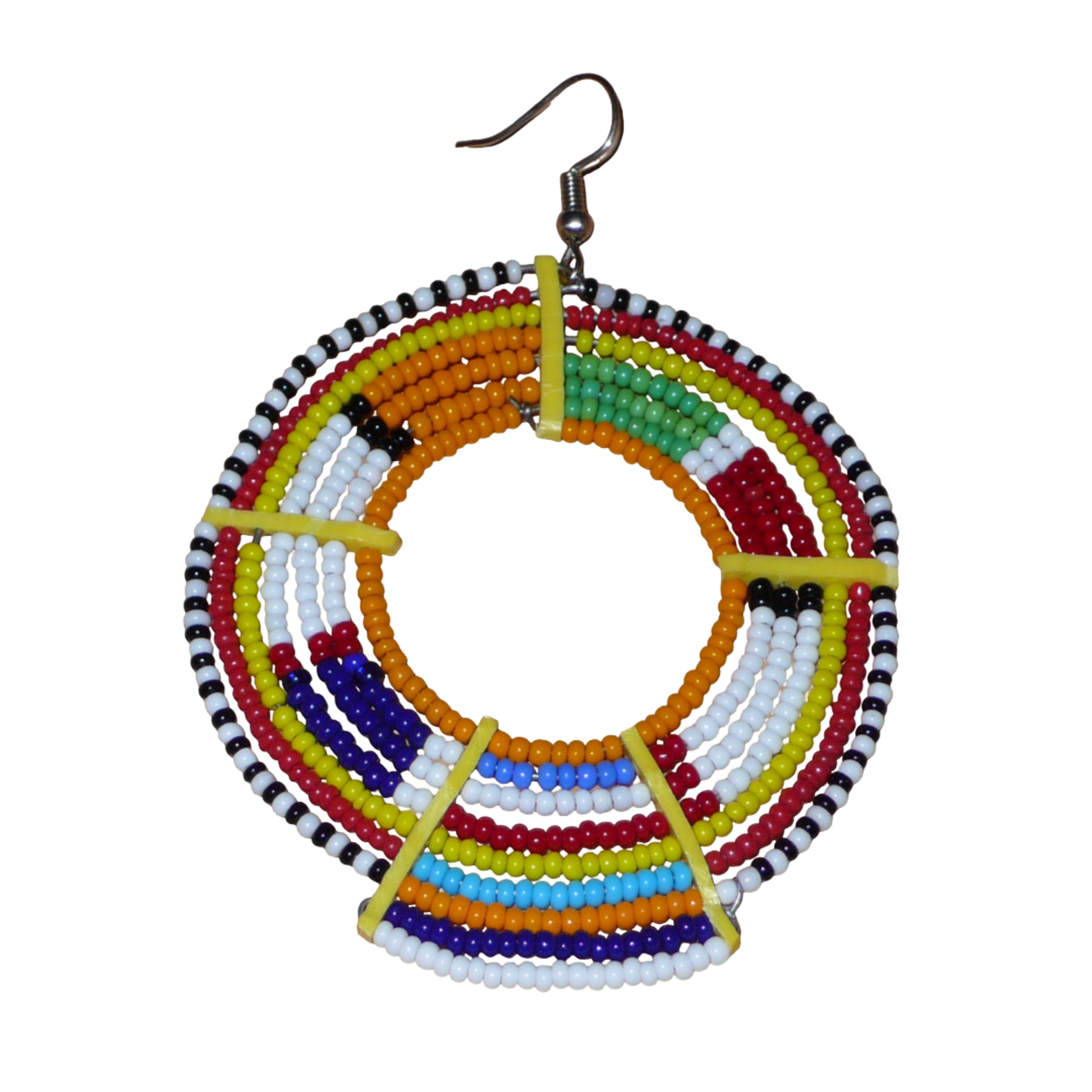 Affirmez votre style et apportez de la couleur à votre look avec cette mono boucle africaine traditionnelle Massai, à porter sur une seule oreille pour un effet visuel asymétrique ! De fabrication artisanale kenyane, ce bijou se compose de perles de rocaille orange et multicolores enfilées sur des fils de fer montés en cercles et fixés sur des charnières en plastique recyclé jaune. Surdimensionnée, cette longue et large mono boucle mesure 8.5 cm de long.