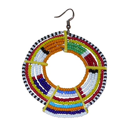 Affirmez votre style et apportez de la couleur à votre look avec cette mono boucle africaine traditionnelle Massai, à porter sur une seule oreille pour un effet visuel asymétrique ! De fabrication artisanale kenyane, ce bijou se compose de perles de rocaille orange et multicolores enfilées sur des fils de fer montés en cercles et fixés sur des charnières en plastique recyclé jaune. Surdimensionnée, cette longue et large mono boucle mesure 8.5 cm de long.