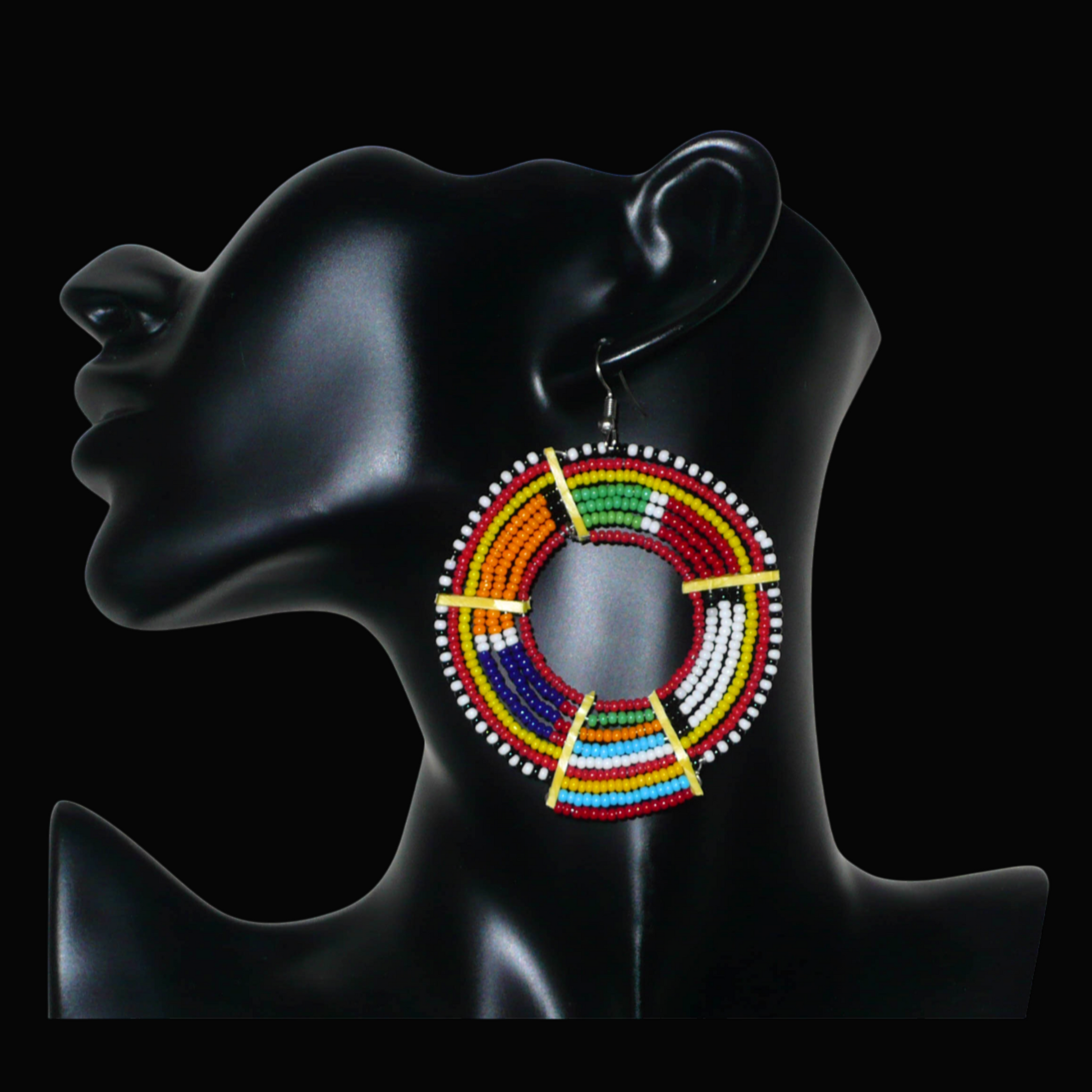 Affirmez votre style afro et apportez de la couleur à votre look avec cette mono boucle africaine de tradition Massai, à porter sur une seule oreille pour un effet visuel asymétrique !  De fabrication artisanale kenyane, ce bijou unique se compose de perles de rocaille rouges et multicolores enfilées sur des fils de fer montés en cercles et fixés sur des charnières en plastique recyclé jaune. Surdimensionnée, cette mono boucle mesure 8 cm de long et se porte sur une oreille percée.