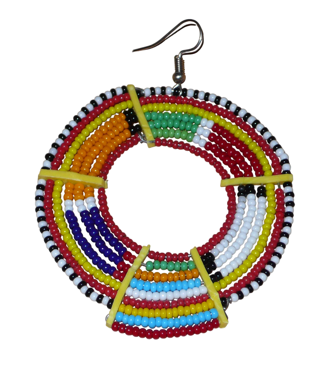 Affirmez votre style afro et apportez de la couleur à votre look avec cette mono boucle africaine de tradition Massai, à porter sur une seule oreille pour un effet visuel asymétrique !  De fabrication artisanale kenyane, ce bijou unique se compose de perles de rocaille rouges et multicolores enfilées sur des fils de fer montés en cercles et fixés sur des charnières en plastique recyclé jaune. Surdimensionnée, cette mono boucle mesure 8 cm de long et se porte sur une oreille percée.