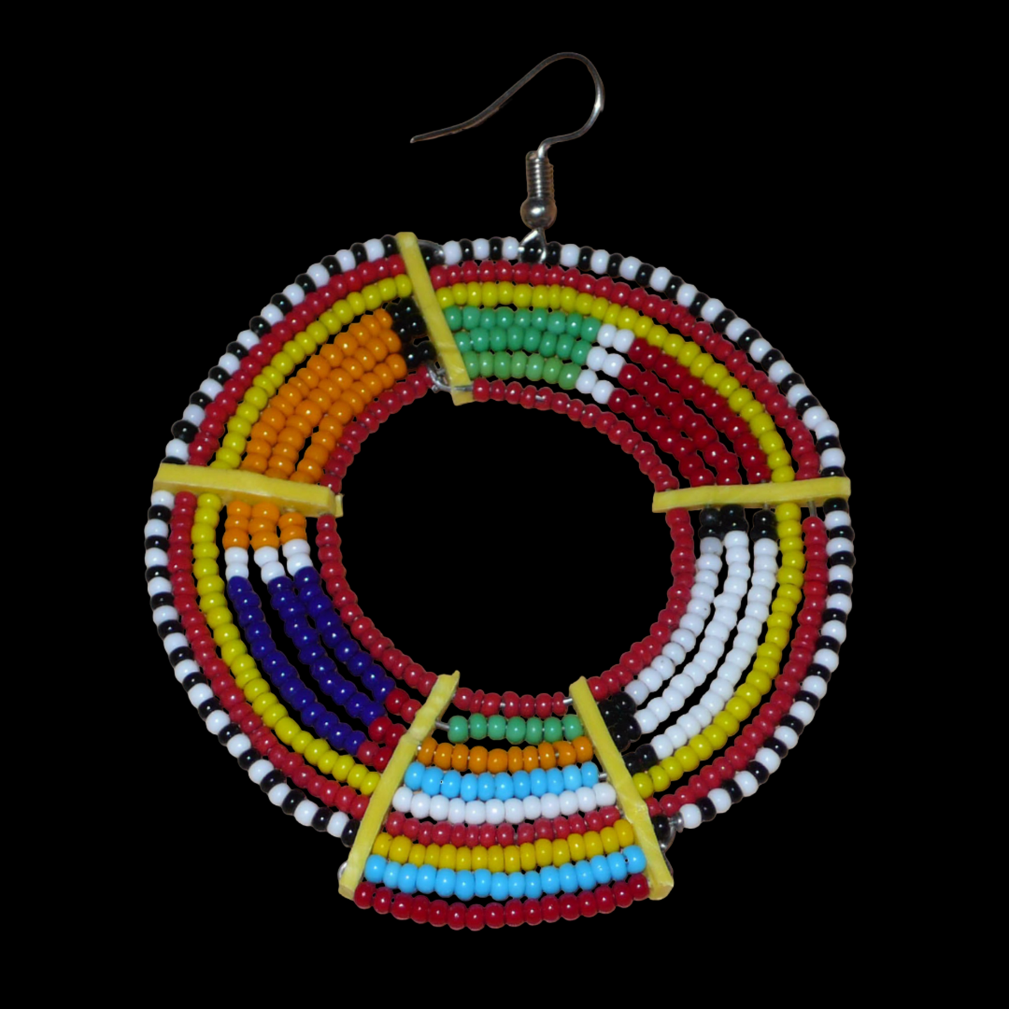 Affirmez votre style afro et apportez de la couleur à votre look avec cette mono boucle africaine de tradition Massai, à porter sur une seule oreille pour un effet visuel asymétrique !  De fabrication artisanale kenyane, ce bijou unique se compose de perles de rocaille rouges et multicolores enfilées sur des fils de fer montés en cercles et fixés sur des charnières en plastique recyclé jaune. Surdimensionnée, cette mono boucle mesure 8 cm de long et se porte sur une oreille percée.