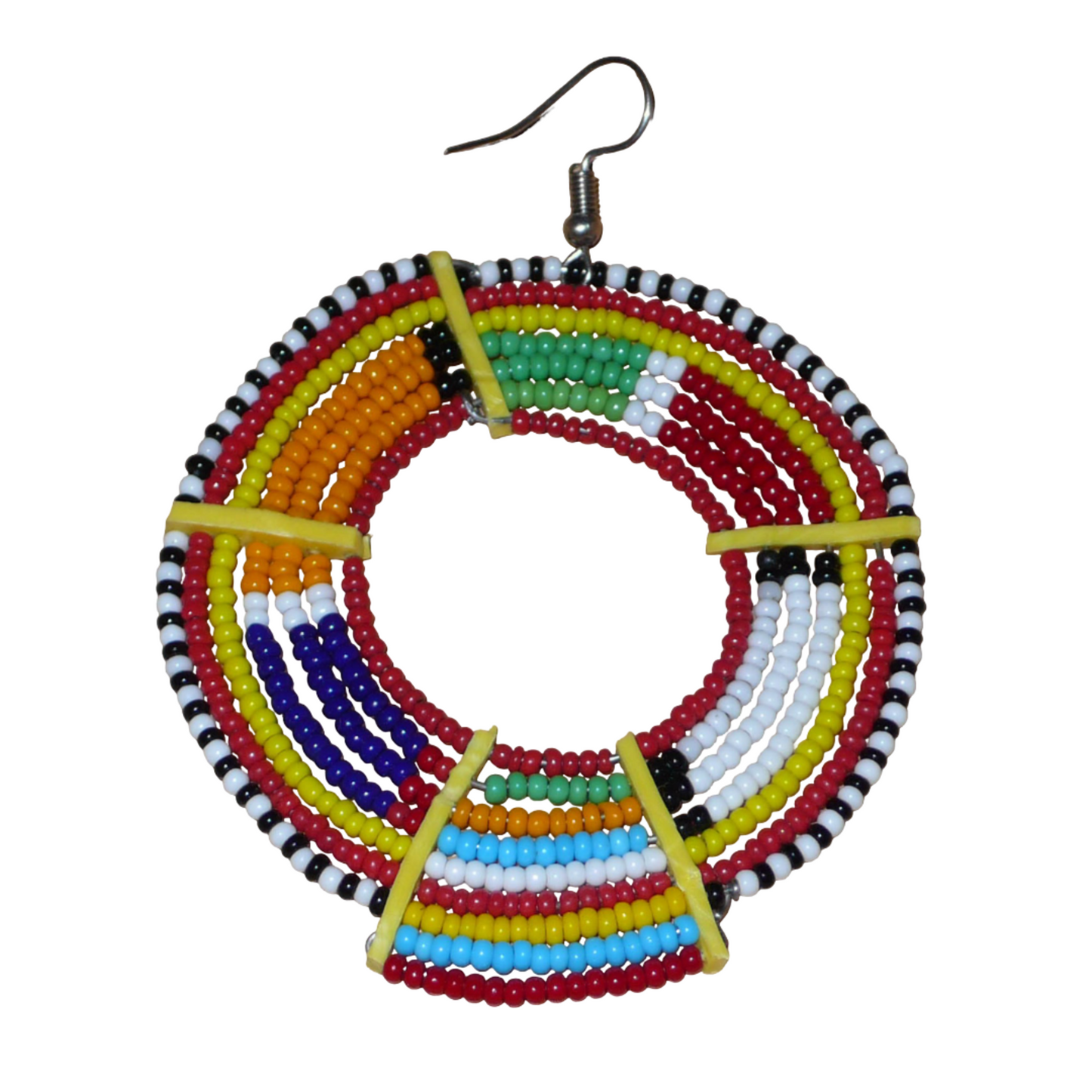 Affirmez votre style afro et apportez de la couleur à votre look avec cette mono boucle africaine de tradition Massai, à porter sur une seule oreille pour un effet visuel asymétrique !  De fabrication artisanale kenyane, ce bijou unique se compose de perles de rocaille rouges et multicolores enfilées sur des fils de fer montés en cercles et fixés sur des charnières en plastique recyclé jaune. Surdimensionnée, cette mono boucle mesure 8 cm de long et se porte sur une oreille percée.