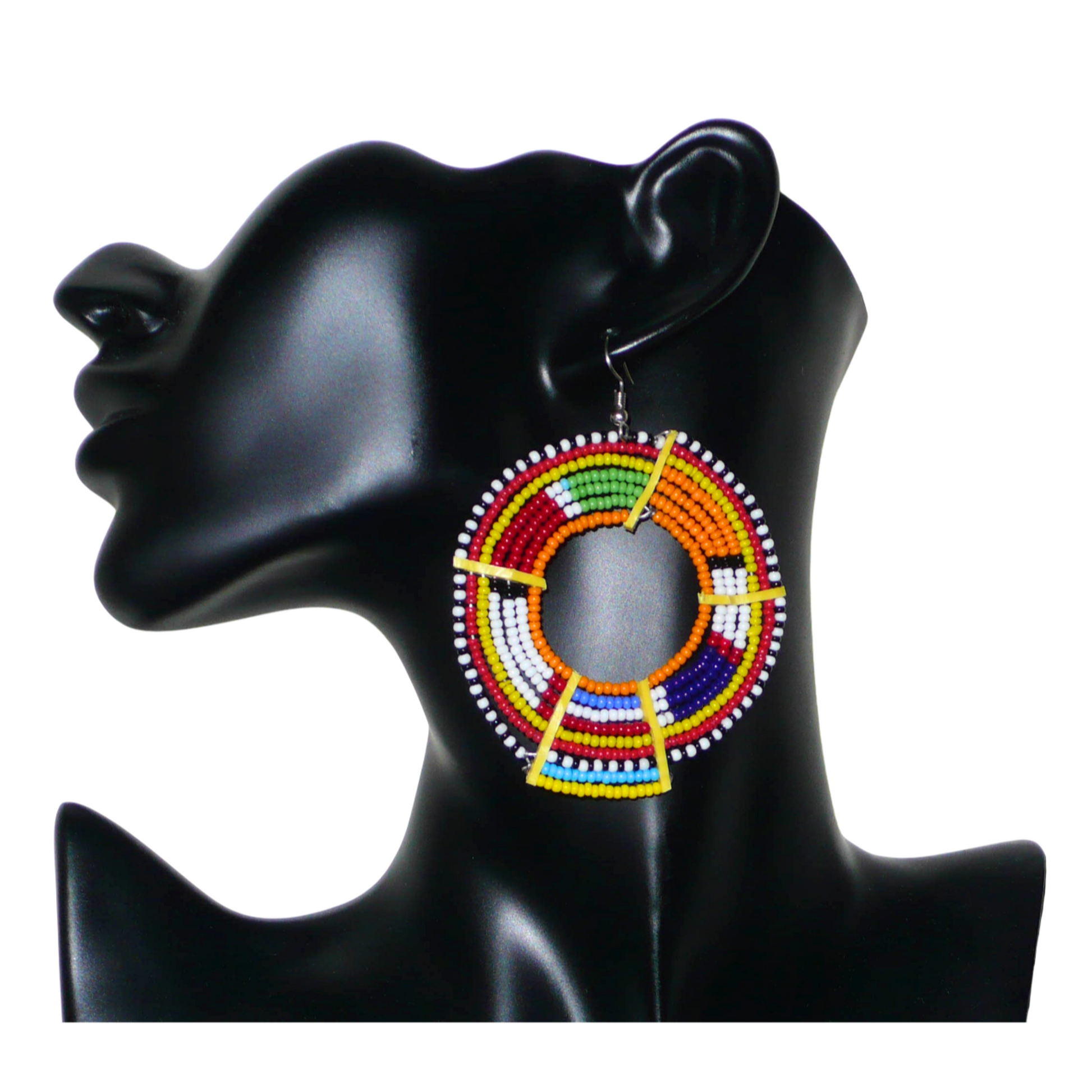 Ajoutez une touche colorée à votre look avec cette mono boucle africaine Massai, à porter d'un seul côté pour un effet visuel asymétrique ! De fabrication kenyane, ce bijou artisanal traditionnel se compose de perles de rocaille orange et multicolores glissées sur des fils de fer montés en cercles et fixés sur des charnières en plastique recyclé jaune. Surdimensionnée, elle mesure 8 cm de long et 6 cm de large, et se porte sur une oreille percée.