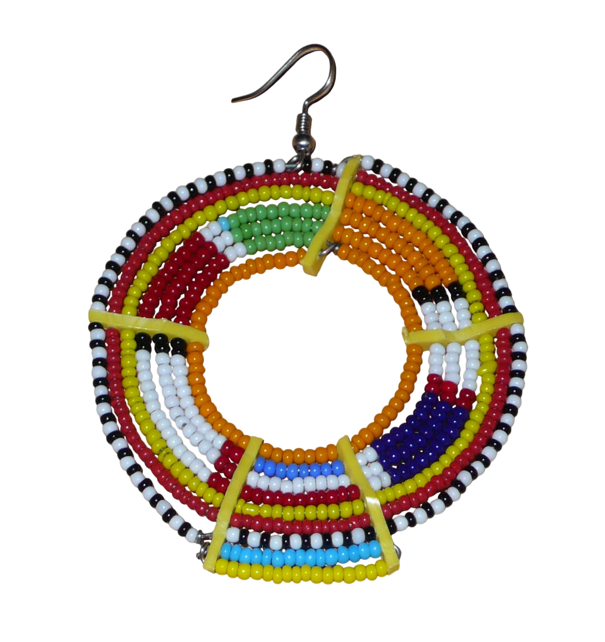 Ajoutez une touche colorée à votre look avec cette mono boucle africaine Massai, à porter d'un seul côté pour un effet visuel asymétrique ! De fabrication kenyane, ce bijou artisanal traditionnel se compose de perles de rocaille orange et multicolores glissées sur des fils de fer montés en cercles et fixés sur des charnières en plastique recyclé jaune. Surdimensionnée, elle mesure 8 cm de long et 6 cm de large, et se porte sur une oreille percée.