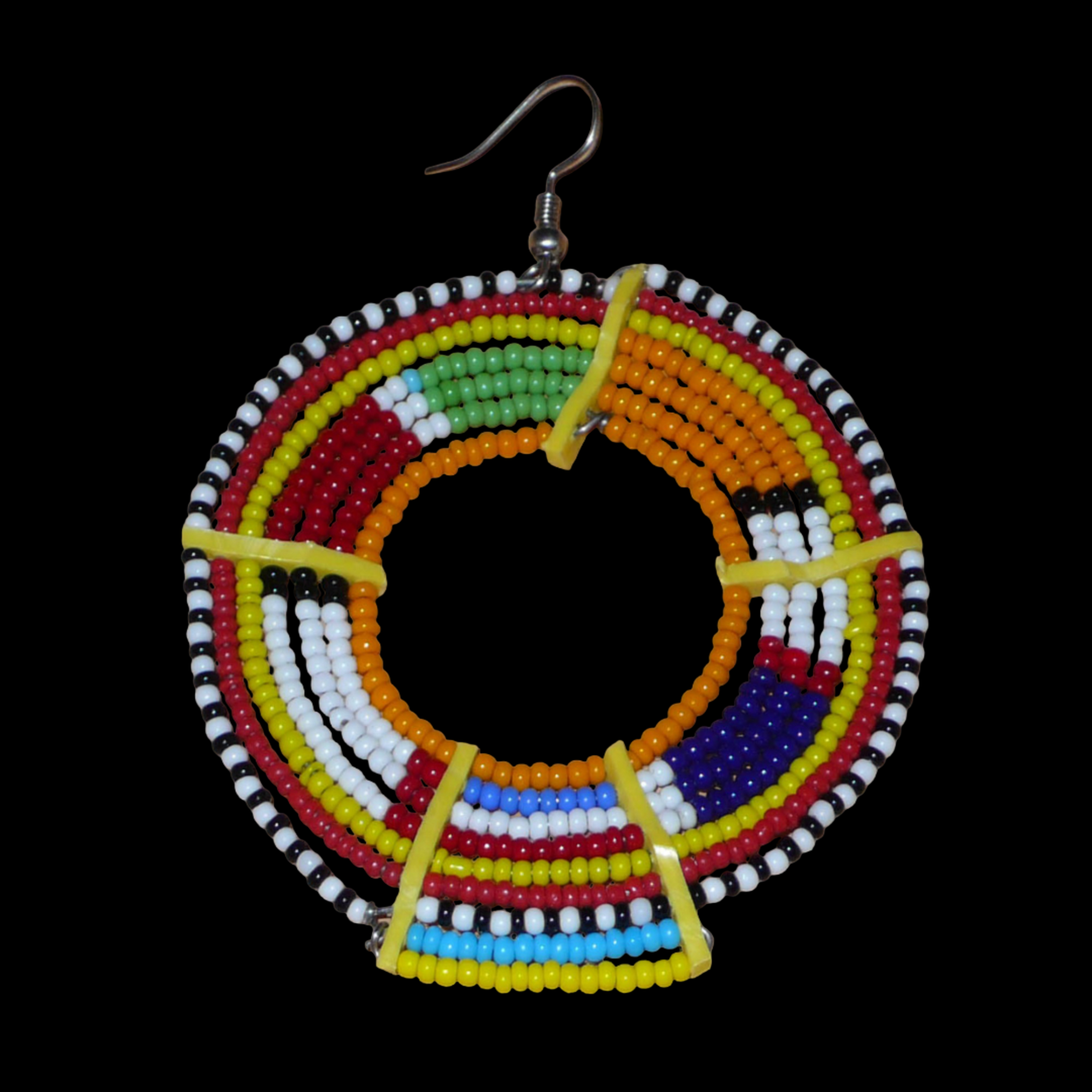 Ajoutez une touche colorée à votre look avec cette mono boucle africaine Massai, à porter d'un seul côté pour un effet visuel asymétrique ! De fabrication kenyane, ce bijou artisanal traditionnel se compose de perles de rocaille orange et multicolores glissées sur des fils de fer montés en cercles et fixés sur des charnières en plastique recyclé jaune. Surdimensionnée, elle mesure 8 cm de long et 6 cm de large, et se porte sur une oreille percée.