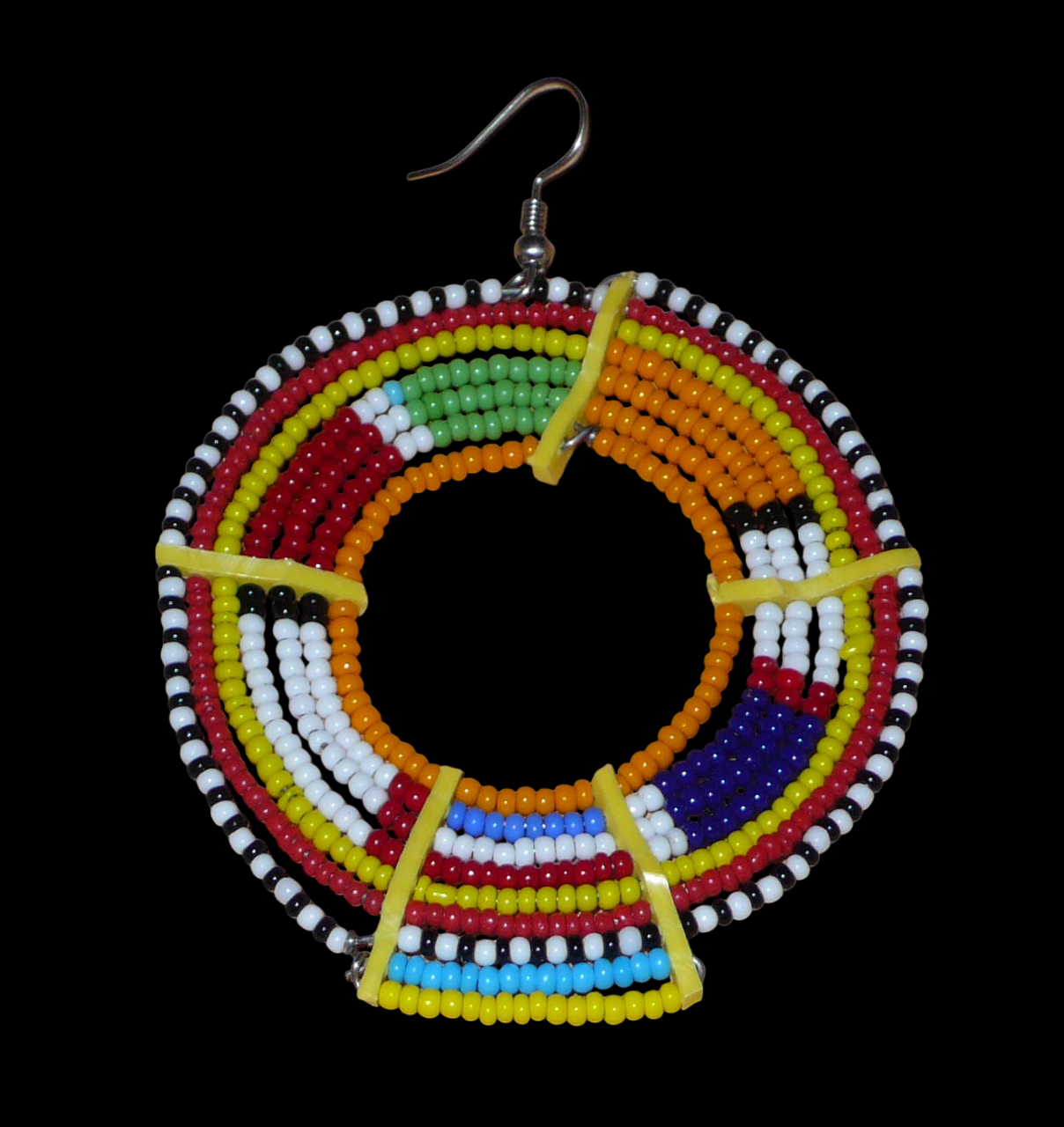 Ajoutez une touche colorée à votre look avec cette mono boucle africaine Massai, à porter d'un seul côté pour un effet visuel asymétrique ! De fabrication kenyane, ce bijou artisanal traditionnel se compose de perles de rocaille orange et multicolores glissées sur des fils de fer montés en cercles et fixés sur des charnières en plastique recyclé jaune. Surdimensionnée, elle mesure 8 cm de long et 6 cm de large, et se porte sur une oreille percée.