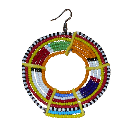 Ajoutez une touche colorée à votre look avec cette mono boucle africaine Massai, à porter d'un seul côté pour un effet visuel asymétrique ! De fabrication kenyane, ce bijou artisanal traditionnel se compose de perles de rocaille orange et multicolores glissées sur des fils de fer montés en cercles et fixés sur des charnières en plastique recyclé jaune. Surdimensionnée, elle mesure 8 cm de long et 6 cm de large, et se porte sur une oreille percée.