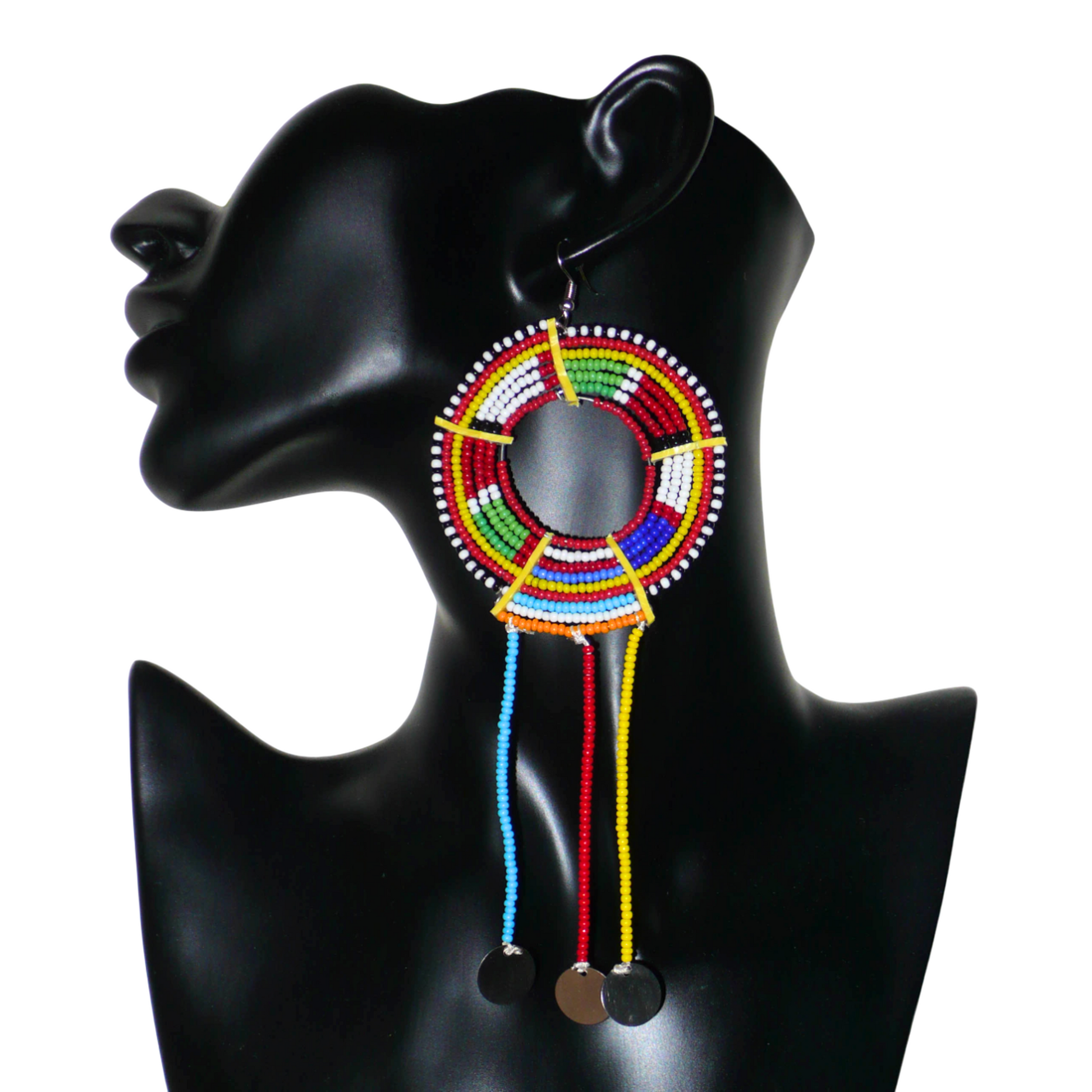 Pièce unique composée de perles de rocaille rouges et multicolores, cette mono boucle d'oreille à franges, confectionnée au Kenya dans la plus pure tradition Massai, est un bijou à porter d'un seul côté, qui apportera à votre look une touche éclatante d'asymétrie visuelle. Surdimensionnée, cette mono boucle au style exotique mesure 16 cm de long et 6 cm de large, et se porte avec un crochet en acier inoxydable sur une oreille percée.