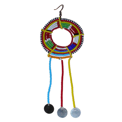 Pièce unique composée de perles de rocaille rouges et multicolores, cette mono boucle d'oreille à franges, confectionnée au Kenya dans la plus pure tradition Massai, est un bijou à porter d'un seul côté, qui apportera à votre look une touche éclatante d'asymétrie visuelle. Surdimensionnée, cette mono boucle au style exotique mesure 16 cm de long et 6 cm de large, et se porte avec un crochet en acier inoxydable sur une oreille percée.