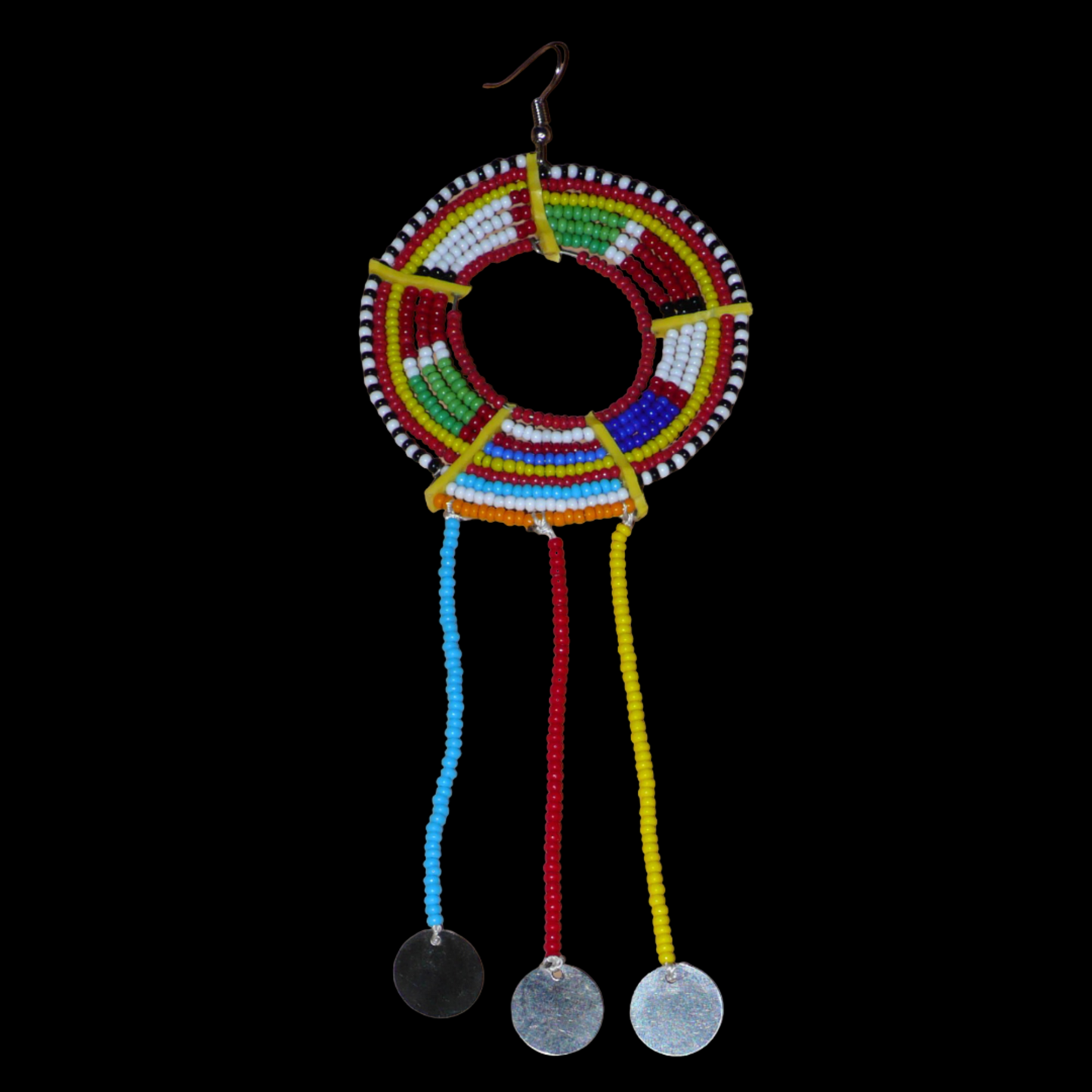 Pièce unique composée de perles de rocaille rouges et multicolores, cette mono boucle d'oreille à franges, confectionnée au Kenya dans la plus pure tradition Massai, est un bijou à porter d'un seul côté, qui apportera à votre look une touche éclatante d'asymétrie visuelle. Surdimensionnée, cette mono boucle au style exotique mesure 16 cm de long et 6 cm de large, et se porte avec un crochet en acier inoxydable sur une oreille percée.