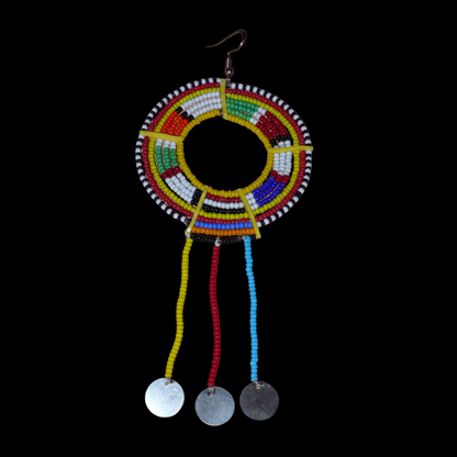 Ce mono boucle, à porter sur une seule oreille pour un effet visuel asymétrique apportera une touche vibrante et de l'éclat à votre style. Pièce unique, elle se compose de perles de rocaille jaunes et multicolores enfilées sur des structures circulaires en fils de fer fixés sur des charnières en plastique recyclé jaune, et se prolonge de franges perlées ornées de disques en métal. Surdimensionnée, elle mesure 15 cm de long, et se porte sur une oreille percée.