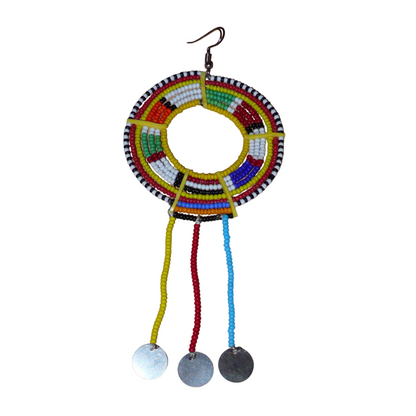 Ce mono boucle, à porter sur une seule oreille pour un effet visuel asymétrique apportera une touche vibrante et de l'éclat à votre style. Pièce unique, elle se compose de perles de rocaille jaunes et multicolores enfilées sur des structures circulaires en fils de fer fixés sur des charnières en plastique recyclé jaune, et se prolonge de franges perlées ornées de disques en métal. Surdimensionnée, elle mesure 15 cm de long, et se porte sur une oreille percée.