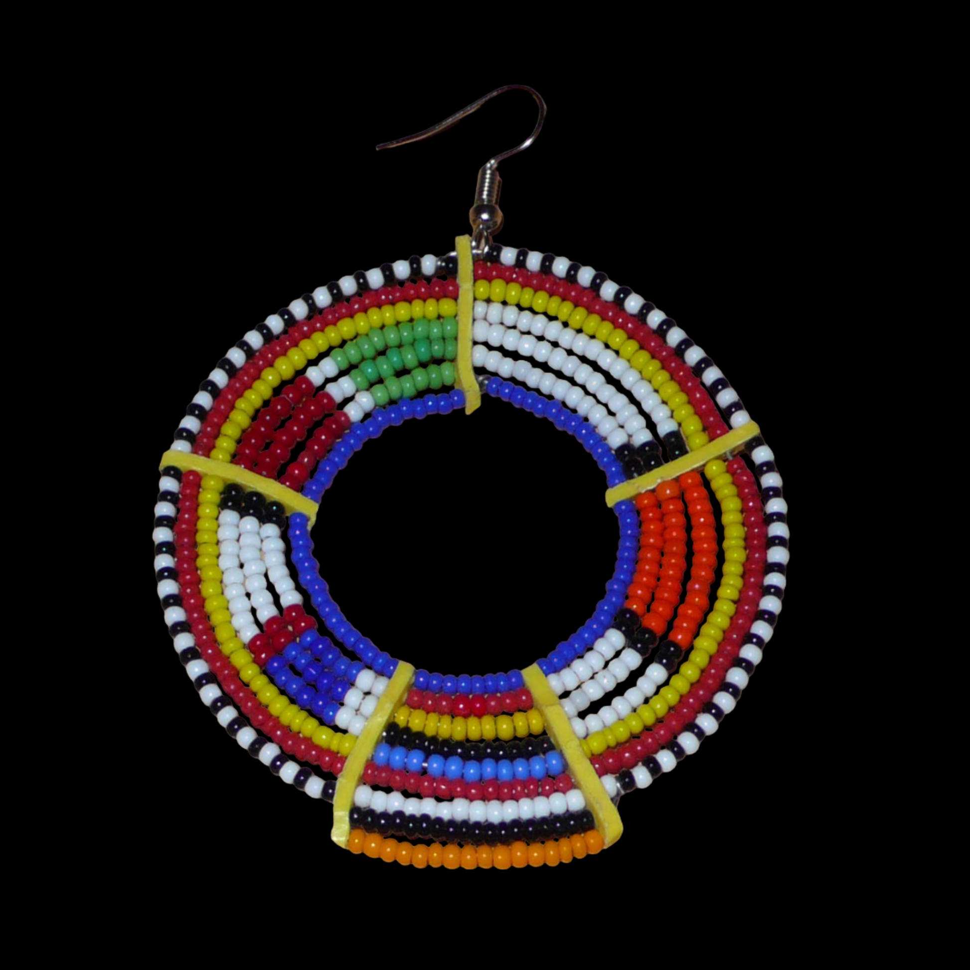 Affirmez votre style afro chic et apportez de la couleur à votre look avec cette mono boucle africaine Massai, à porter sur une seule oreille pour un effet visuel asymétrique ! De fabrication artisanale kenyane, ce bijou traditionnel est composé de perles de rocaille bleues et multicolores glissées sur des fils de fer montés en cercles et fixés sur des charnières en plastique recyclé jaune. Surdimensionnée, elle mesure 8.5 cm de long, et se porte sur une oreille percées.
