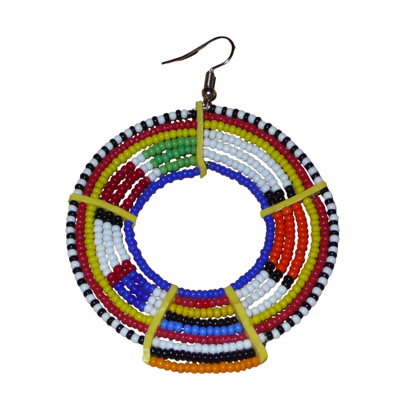 Affirmez votre style afro chic et apportez de la couleur à votre look avec cette mono boucle africaine Massai, à porter sur une seule oreille pour un effet visuel asymétrique ! De fabrication artisanale kenyane, ce bijou traditionnel est composé de perles de rocaille bleues et multicolores glissées sur des fils de fer montés en cercles et fixés sur des charnières en plastique recyclé jaune. Surdimensionnée, elle mesure 8.5 cm de long, et se porte sur une oreille percées.