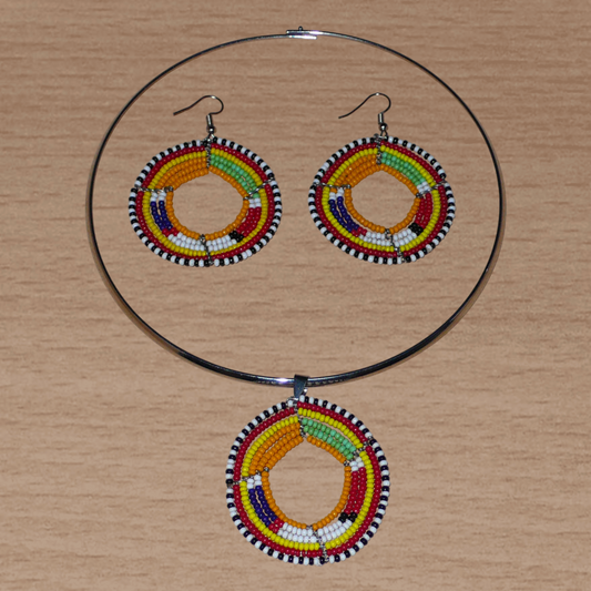 Parure de bijoux africains Massai composée d'un collier ras de cou en laiton orné d'un médaillon fait de perles de rocaille orange et multicolores, et d'une paire de boucles d'oreilles rondes assorties.