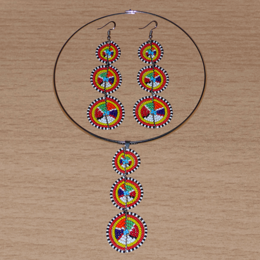 L'esthétique afro chic des années 70 est de mise avec cette parure de bijoux africain Massai ! Elle se compose d'un collier ras de cou en laiton rehaussé d'un long pendentif en perles de rocaille multicolores façonnées en cercles superposés, et d'une paire de boucles d'oreilles assorties.