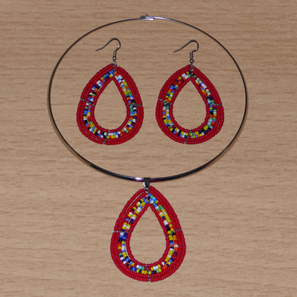 Parure de bijoux ethniques composée d'un collier ras-de-cou orné d'un pendentif en forme de goutte fait de perles de rocaille rouges et multicolores, et d'une paire de boucles d'oreilles assorties.
