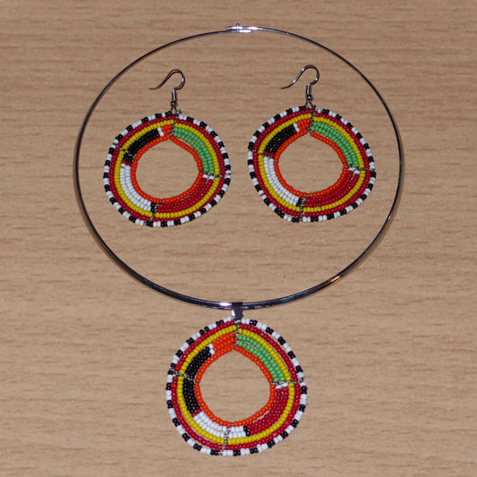 Parure de bijoux africains Massai composée d'un collier ras de cou en laiton orné d'un médaillon fait de perles de rocaille multicolores, et d'une paire de boucles d'oreilles assorties.