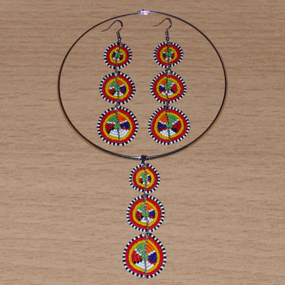 Le style ethnique afro chic des années 70 est à l'honneur avec cette parure de bijoux africains Massai aux accents exotiques ! Elle se compose d'un collier ras de cou agrémenté d'un long pendentif fait de perles de rocaille multicolores façonnées en cercles superposés, et d'une paire de boucles d'oreilles assorties.