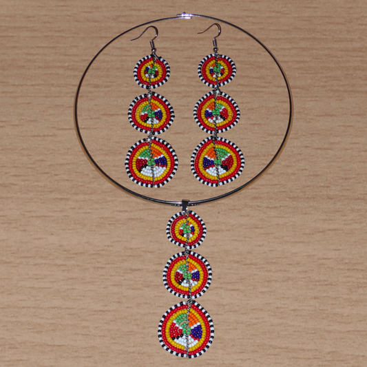 Le style ethnique afro chic des années 70 est à l'honneur avec cette parure de bijoux africains Massai aux accents exotiques ! Elle se compose d'un collier ras de cou agrémenté d'un long pendentif fait de perles de rocaille multicolores façonnées en cercles superposés, et d'une paire de boucles d'oreilles assorties.