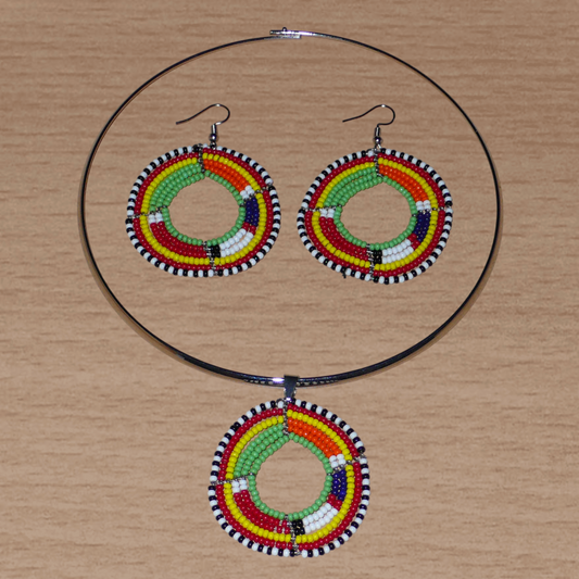 Parure de bijoux africains Massai composée d'un collier ras de cou en laiton orné d'un médaillon aux couleurs et motifs Massai fait de perles de rocaille vertes et multicolores montées en forme de cercles, et d'une paire de boucles d'oreilles rondes assorties au collier.
