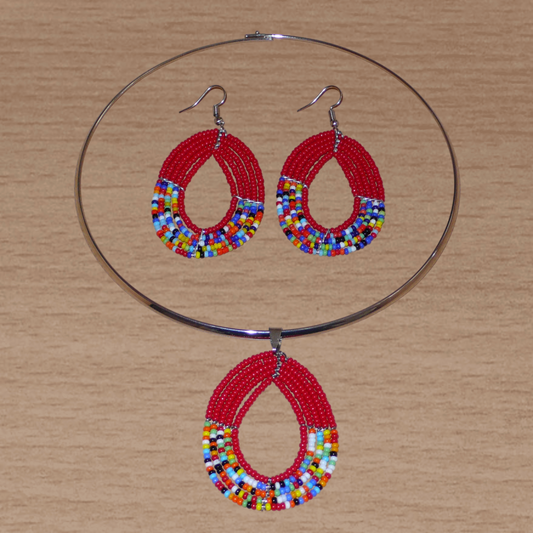 Parure de bijoux africains rouges et multicolores composée d'un collier ras de cou en laiton orné d'un pendentif en forme de goutte fait de perles de rocaille, et d'une paire de boucles d'oreilles assorties.