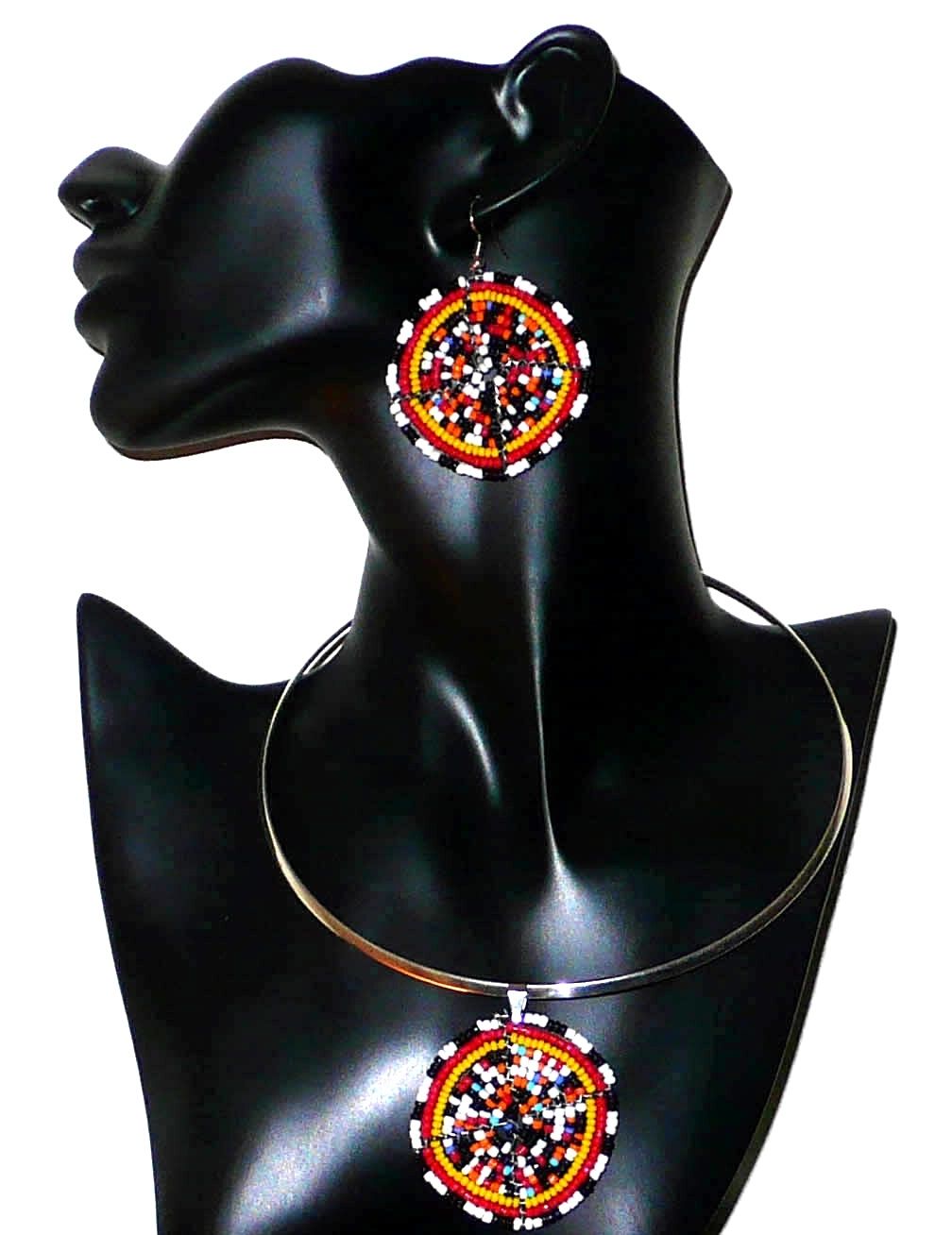 Parure de bijoux au style afro bohème se composant d'un collier ras de cou en laiton orné d'un médaillon fait d'un mélange de perles de rocaille, et d'une paire de boucles d'oreilles assorties.