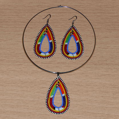 Apportez une touche ethnique chic à votre look avec cette parure contemporaine de bijoux africains alliant tradition Massai et modernité : elle se compose d'un collier ras de cou en laiton agrémenté d'un pendentif perlé en forme de goutte et d'une paire de boucles d'oreilles assorties.