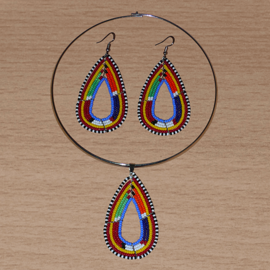 Apportez une touche ethnique chic à votre look avec cette parure contemporaine de bijoux africains alliant tradition Massai et modernité : elle se compose d'un collier ras de cou en laiton agrémenté d'un pendentif perlé en forme de goutte et d'une paire de boucles d'oreilles assorties.