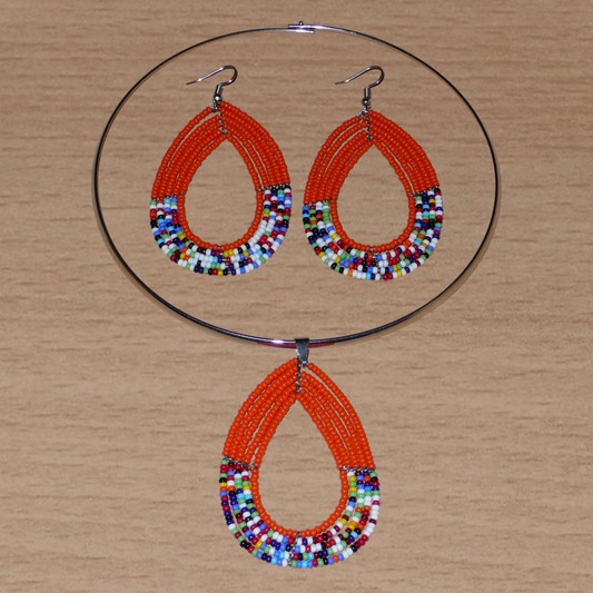 Parure de bijoux orange et multicolore composée d'un collier ras de cou en laiton orné d'un long pendentif en perles de rocaille montées en forme de goutte, et d'une paire de boucles d'oreilles assorties au collier.