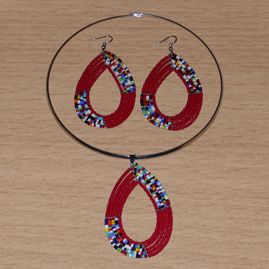 Parure contemporaine de bijoux ethniques rouges et multicolores se composant d'un collier ras de cou en laiton agrémenté d'un pendentif perlé en forme de goutte, et d'une paire de boucles d'oreilles assorties.