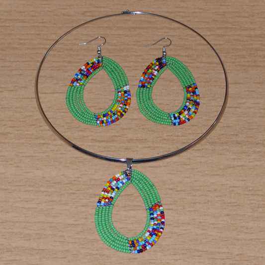 Parure contemporaine de bijoux ethniques verts aux accents bohème composée d'un collier ras de cou en laiton agrémenté d'un pendentif en perles de rocaille vertes et multicolores glissées sur cinq rangées de fils de fer montés en forme de goutte, et d'une paire de boucles d'oreilles assorties.