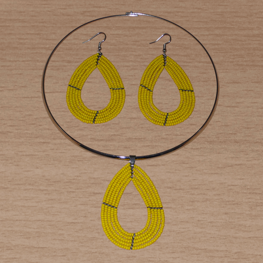 Parure de bijoux jaunes composée d'un collier ras de cou en laiton agrémenté d'un pendentif multi-rangs en forme de goutte fait de perles de rocaille, et d'une paire de boucles d'oreilles assorties.