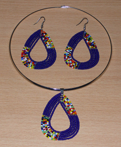 Parure de bijoux ethniques bleus et multicolores composée d'un collier ras de cou en laiton orné d'un pendentif fait de perles de rocaille, et d'une paire de boucles d'oreilles assorties.