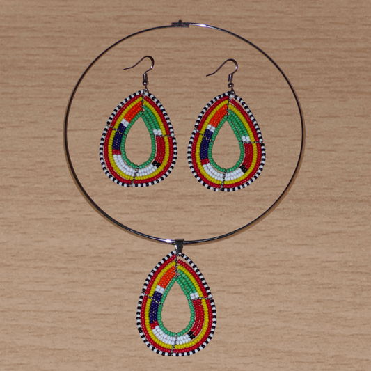 Parure de bijoux africains aux couleurs et motifs Massai composée d'un collier ras de cou en laiton agrémenté d'un pendentif en forme de goutte fait de perles de rocaille vertes et multicolores, et d'une paire de boucles d'oreilles assorties.
