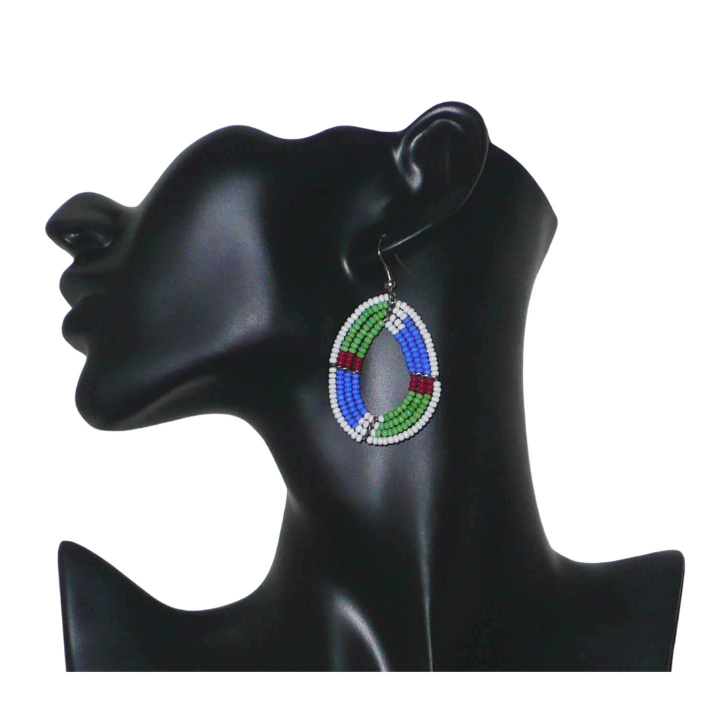 Boucles d'oreilles africaines Massai en forme de gouttes composées de perles de rocaille vertes, bleues, rouges et blanches. Elles mesurent 6 cm de long et 3,5 cm de large et se portent avec des crochets en acier inoxydable sur des oreilles percées.