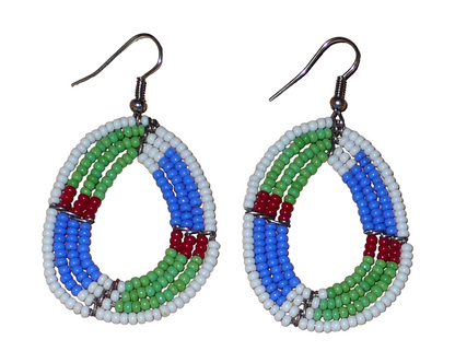 Boucles d'oreilles africaines Massai en forme de gouttes composées de perles de rocaille vertes, bleues, rouges et blanches. Elles mesurent 6 cm de long et 3,5 cm de large et se portent avec des crochets en acier inoxydable sur des oreilles percées.