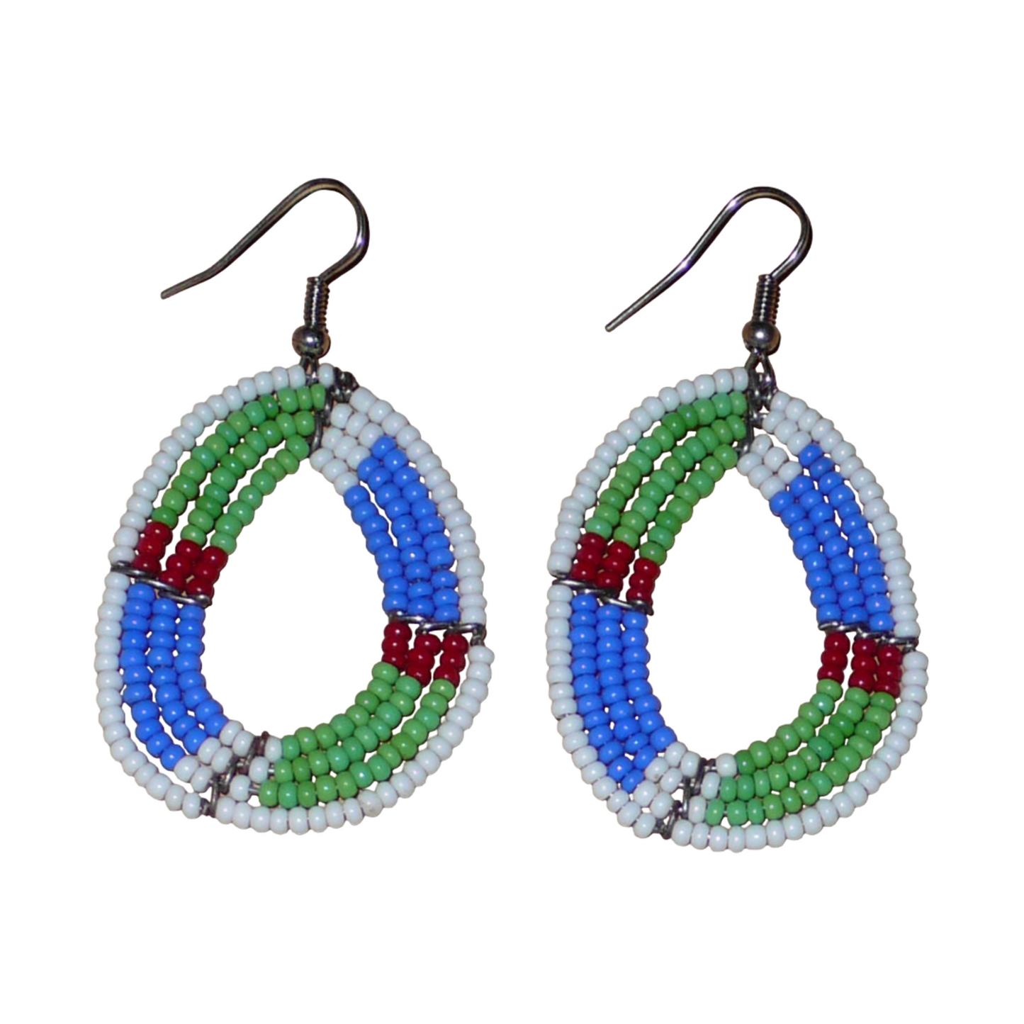 Boucles d'oreilles africaines Massai en forme de gouttes composées de perles de rocaille vertes, bleues, rouges et blanches. Elles mesurent 6 cm de long et 3,5 cm de large et se portent avec des crochets en acier inoxydable sur des oreilles percées.