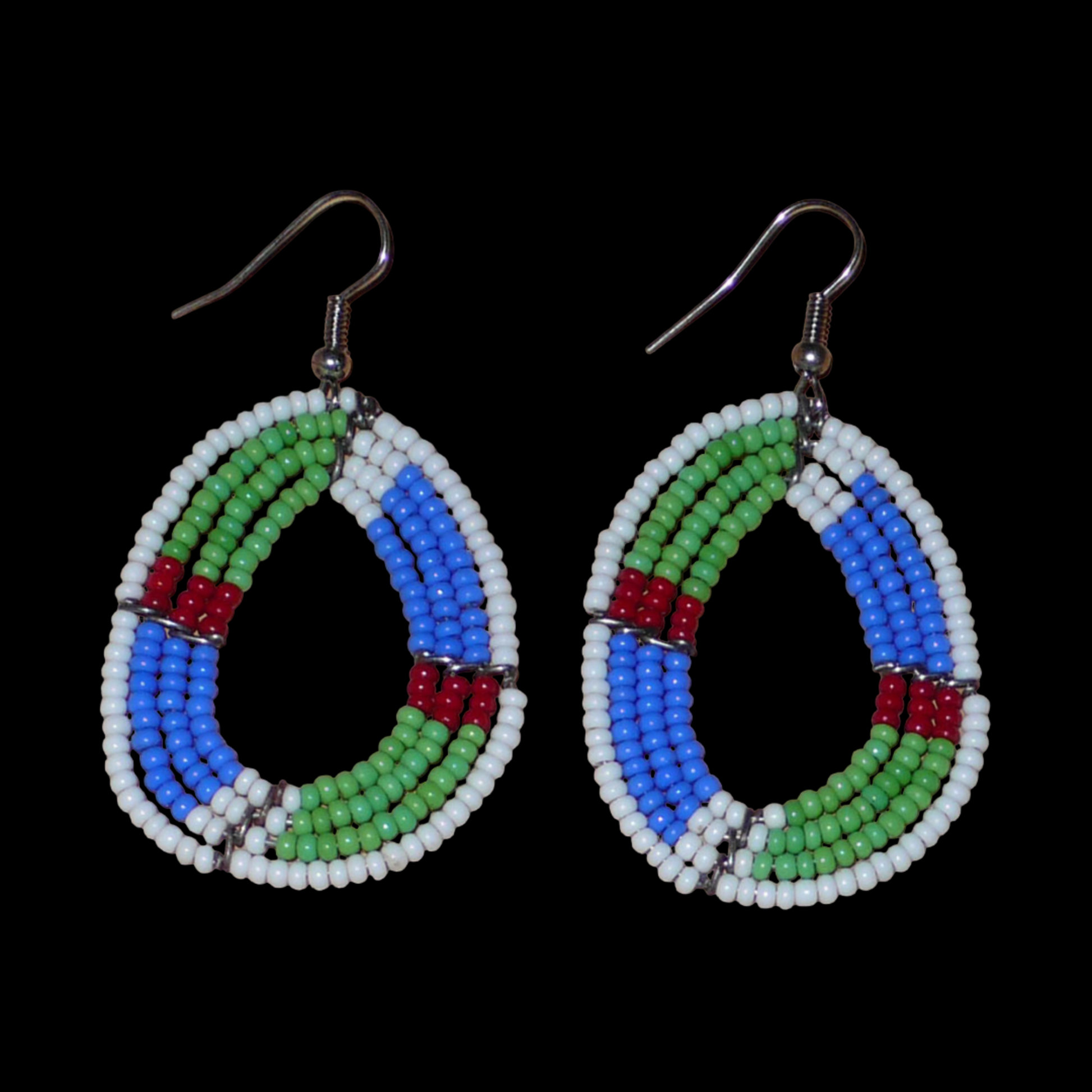 Boucles d'oreilles africaines Massai en forme de gouttes composées de perles de rocaille vertes, bleues, rouges et blanches. Elles mesurent 6 cm de long et 3,5 cm de large et se portent avec des crochets en acier inoxydable sur des oreilles percées.