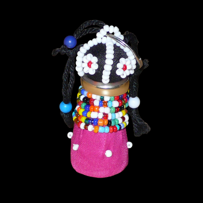 Porte-clés africain en forme de poupée Ndebele fabriqué avec du tissu en coton rose et noir, de la laine, de l'acier, et des perles de rocaille et de plastique multicolores.