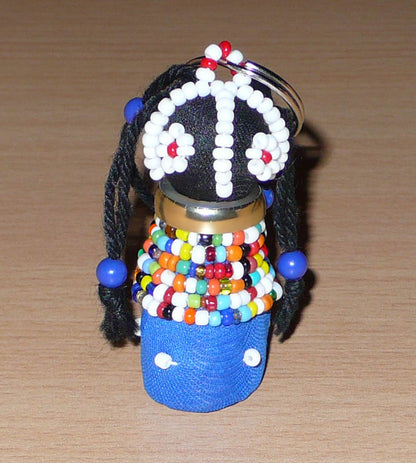 Porte-clés sud-africain traditionnel en forme de poupée Ndebele bleue, noire et multicolore.