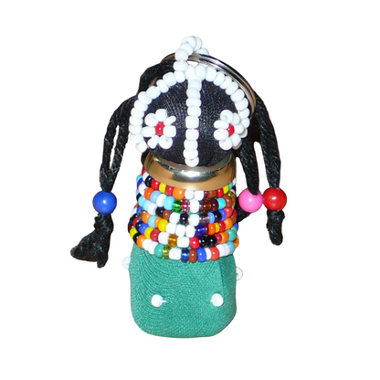 Porte-clés sud-africain en forme de poupée traditionnelle Ndebele composé de tissu en coton vert pour sa robe, de coton noir pour son visage, de laine pour ses cheveux, de laiton pour son collier et de perles de rocaille et en plastique blanches et multicolores