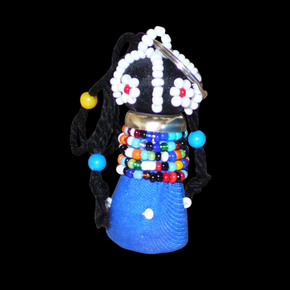 Porte-clés sud-africain en forme de poupée tribale Ndebele composé de tissu en coton bleu et noir, de laine, de laiton, et de perles multicolores.