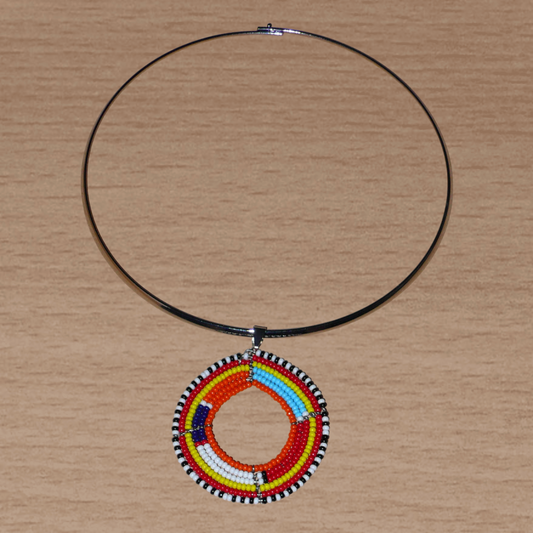 Collier africain Massai composé d'un ras de cou en laiton orné d'un médaillon ethnique en perles de rocaille multicolores.