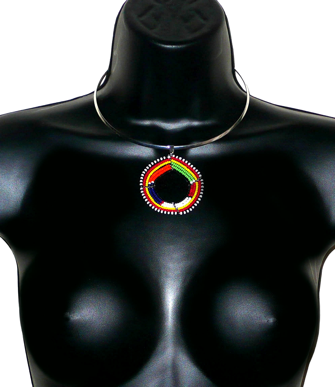 Bijou africain composé d'un collier ras de cou en laiton orné d'un pendentif aux motifs et couleurs Massai en perles de rocaille.