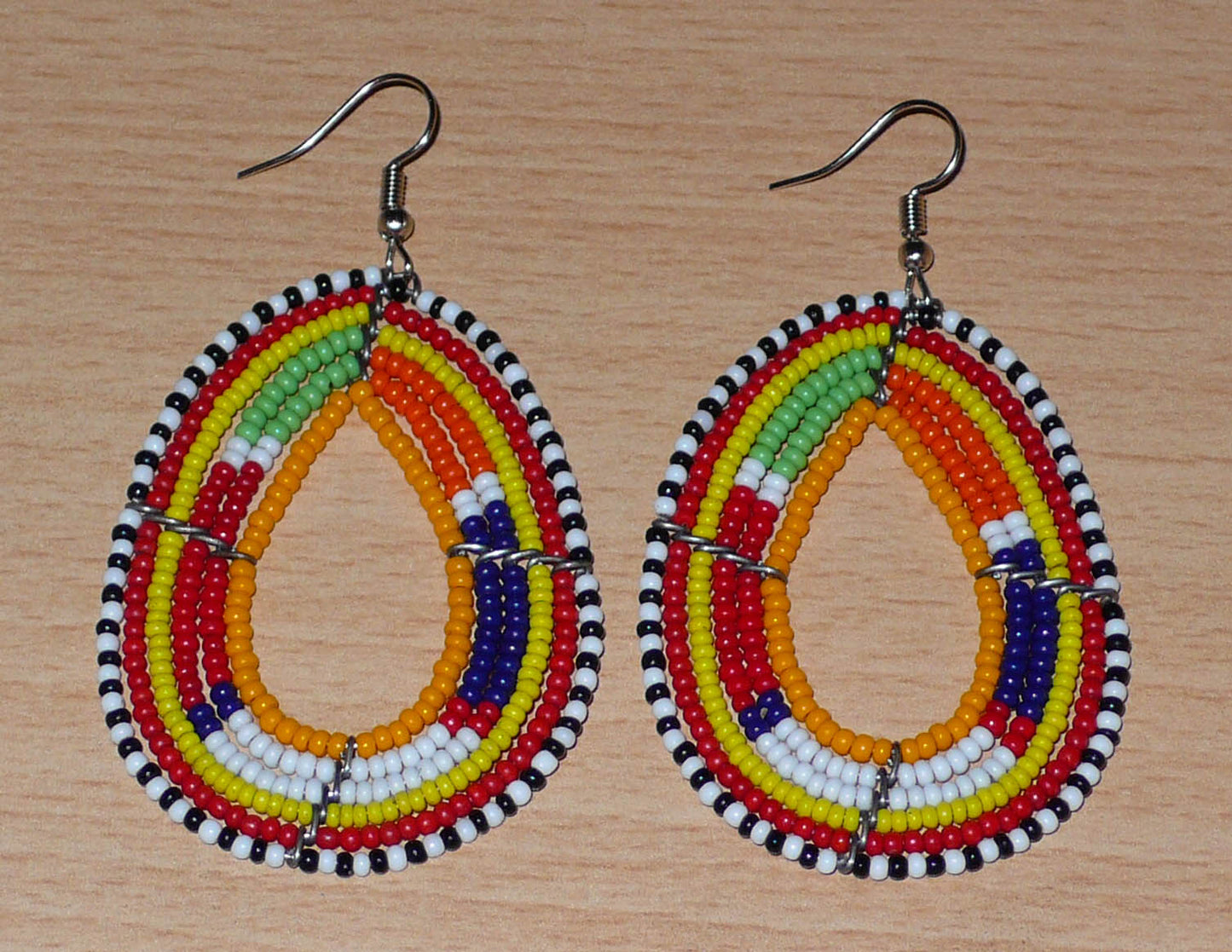 Boucles d'oreilles africaines en forme de gouttes à motifs ethniques Massai composées de perles de rocaille multicolores ; elles mesurent 7,5 cm de long et 4 cm de large.