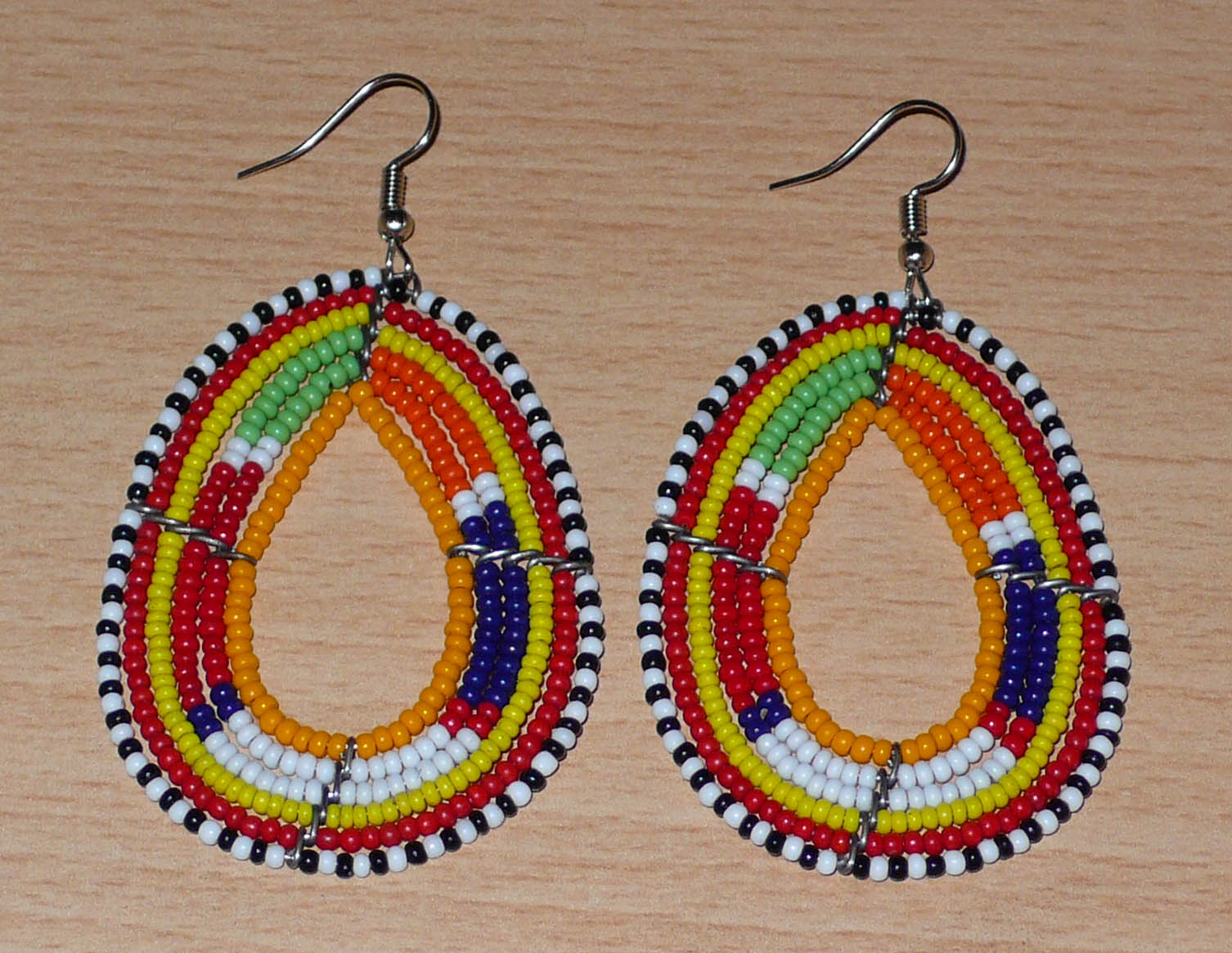 Boucles d'oreilles africaines en forme de gouttes à motifs ethniques Massai composées de perles de rocaille multicolores ; elles mesurent 7,5 cm de long et 4 cm de large.