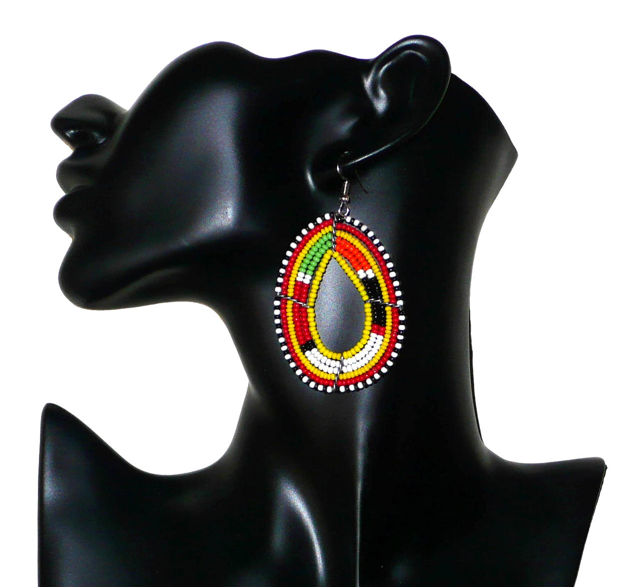 Boucles d'oreilles ethniques de tradition Massai composées de perles de rocaille jaunes et multicolores glissées sur six rangées de fils de fer montés en forme de gouttes. De taille moyenne, elles mesurent 7,5 cm de long et 4 cm de large ; ces boucles d'oreilles se portent avec des crochets en acier inoxydable sur des oreilles percées. Présentées sur un mannequin. Timeless Fineries