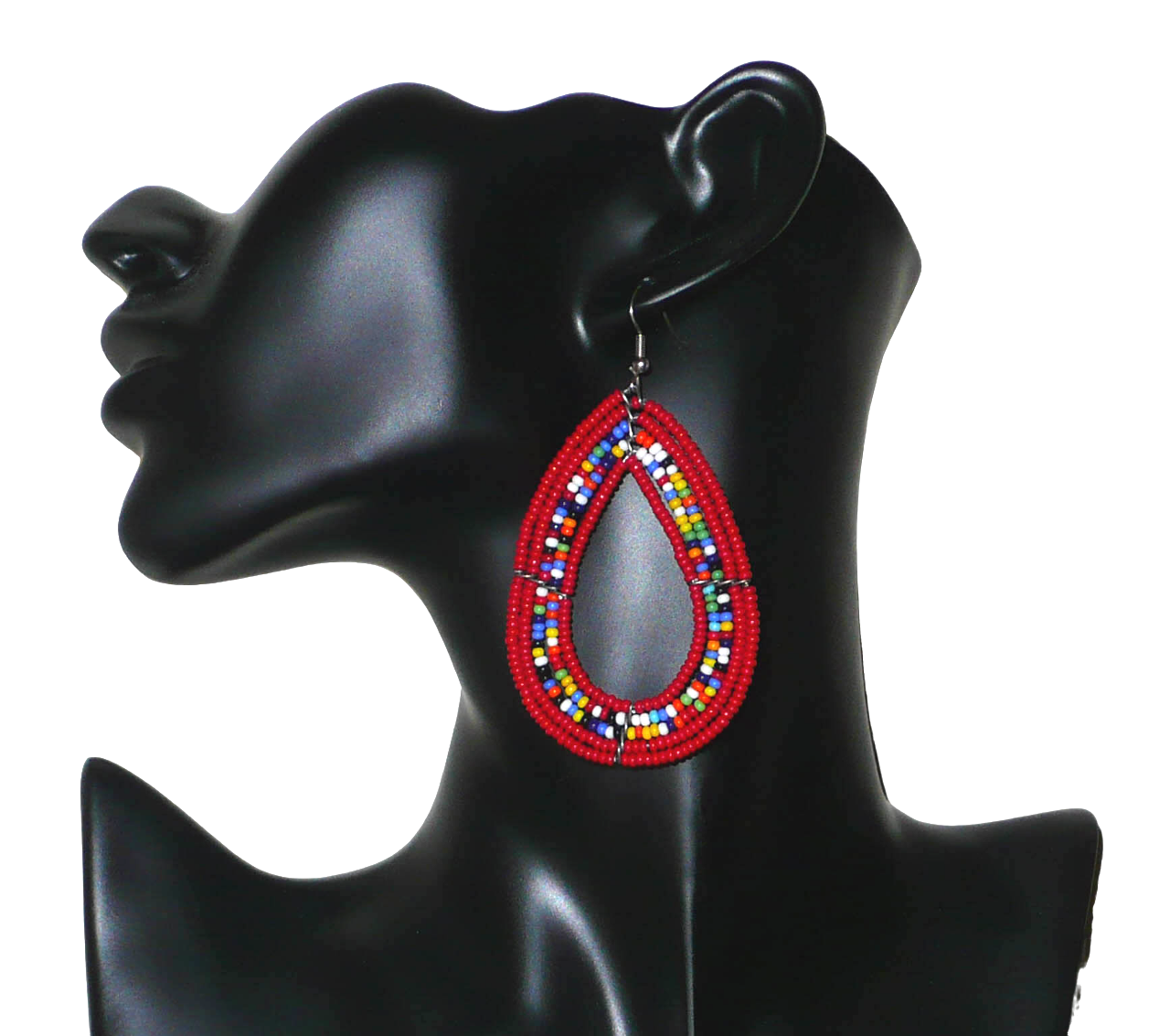 Bijoux rouges. Longues boucles d'oreilles ethniques Massai faites de perles de verre rouges et multicolores enfilées sur cinq rangées de fils de fer montés en forme de gouttes. Ces boucles d'oreilles mesurent 8 cm de long et 4,5 cm de large ; elles se portent sur des oreilles percées. Timeless Fineries